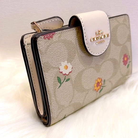 NEW Medium Corner Zip Wallet In Signature Canvas With Nostalgic Ditsy Print - Picture 2 of 11